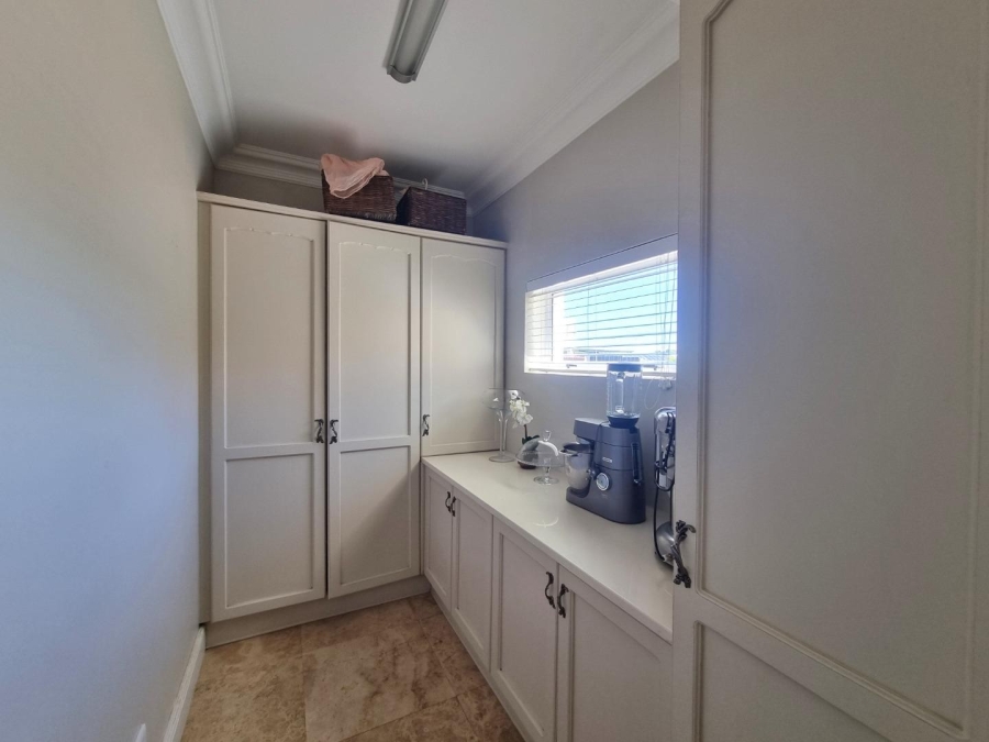 5 Bedroom Property for Sale in Sandbaai Western Cape